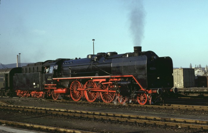 01&nbsp;204 mit E&nbsp;805 soeben aus Leipzig in Saalfeld eingetroffen, 10.05.1980