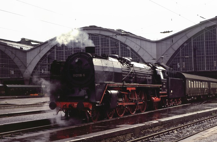 01&nbsp;118 vor E&nbsp;805 in Leipzig Hbf, 22.08.1980