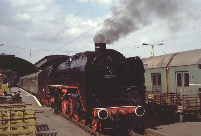 01&nbsp;204 vor P&nbsp;7337 in Halle Hbf, 25.08.1980
