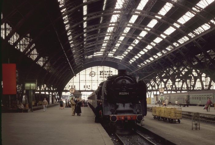 01&nbsp;2204 ist soeben mit E&nbsp;802 aus Saalfeld in in Leipzig Hbf eingetroffen, um 12:45h am 31.08.1980