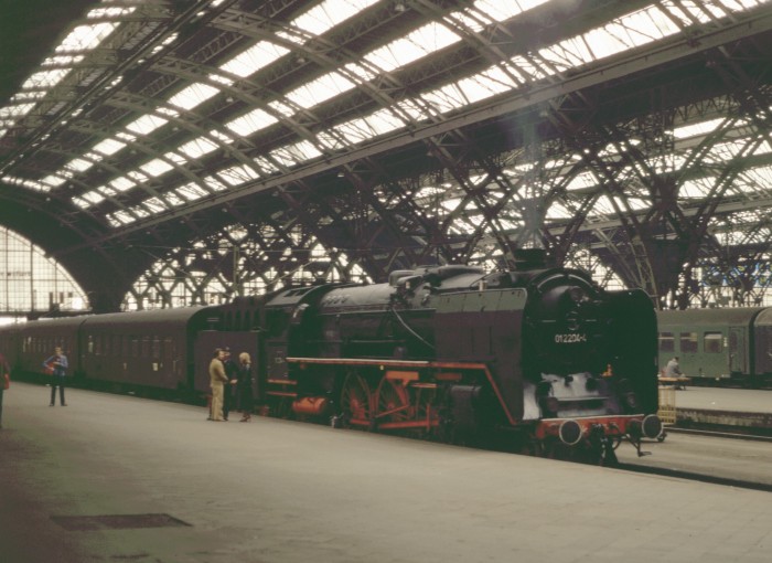 01&nbsp;204 vorm E&nbsp;802 aus Saalfeld in in Leipzig Hbf gegen 12:50 am 31.08.1980