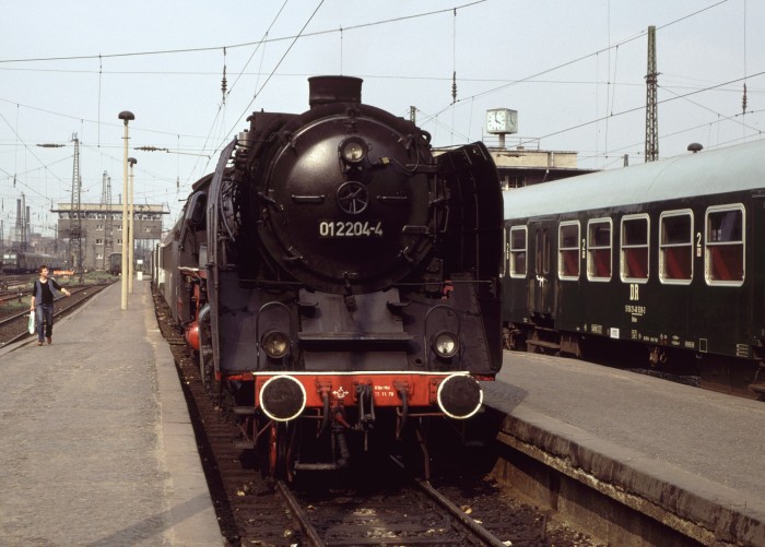 01&nbsp;204 vor P&nbsp;7337 in Leipzig Hbf, 29.08.1980