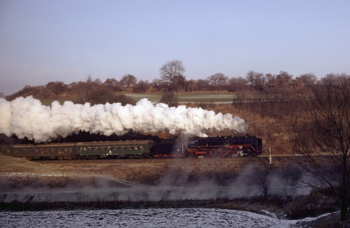 01&nbsp;118 mit E&nbsp;802 vor Unterwellenborn, 28.12.1980