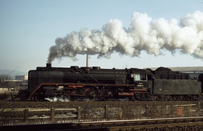 01&nbsp;118 mit P&nbsp;4004 Ausfahrt Saalfeld, 31.01.1981