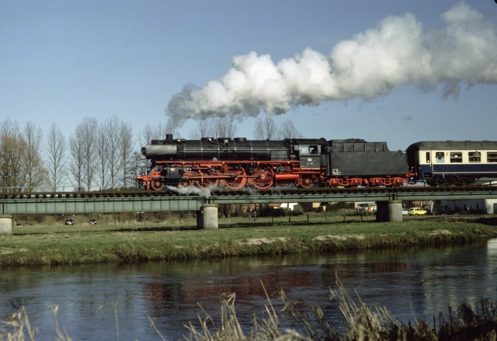 01&nbsp;150 Sonderzug Celle->Bergen auf der OHE, auf der Örtze-Brücke bei Eversen, 12.03.1983