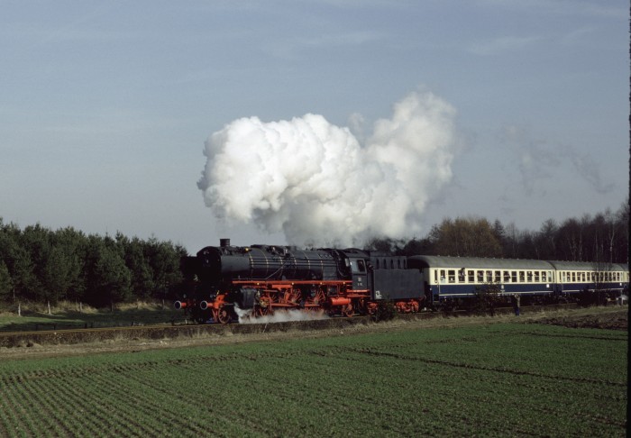 01&nbsp;150 mit dem Sonderzug hinter Beckedorf um 10:29h am 13.03.1983