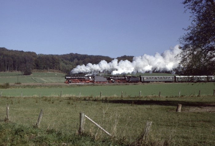 01&nbsp;150 + 38&nbsp;1772 Sonderzug auf der TWE hinter Bad Iburg, 23.10.1983