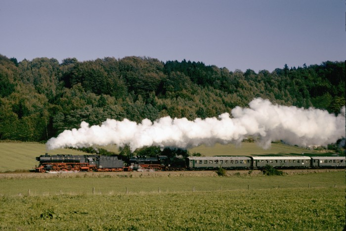 01&nbsp;150 + 38&nbsp;1772 Sonderzug auf der TWE, hinter Tecklenburg, 23.10.1983