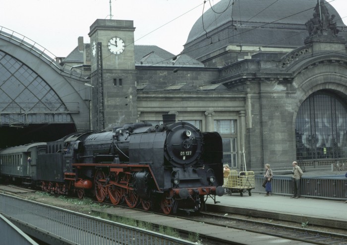 01&nbsp;137 Umsetzen mit Sonderzug in Dresden Hbf am 17.06.1984