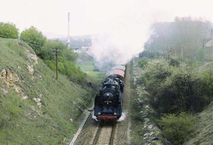 01&nbsp;137 mit dem vor etwa 10 Jahre zuvor wohlbekannten P&nbsp;8015, fotografiert von der kleinen Straßenbrücke hinter Krölpa-Ranis, um 13.15h am 28.04.1991