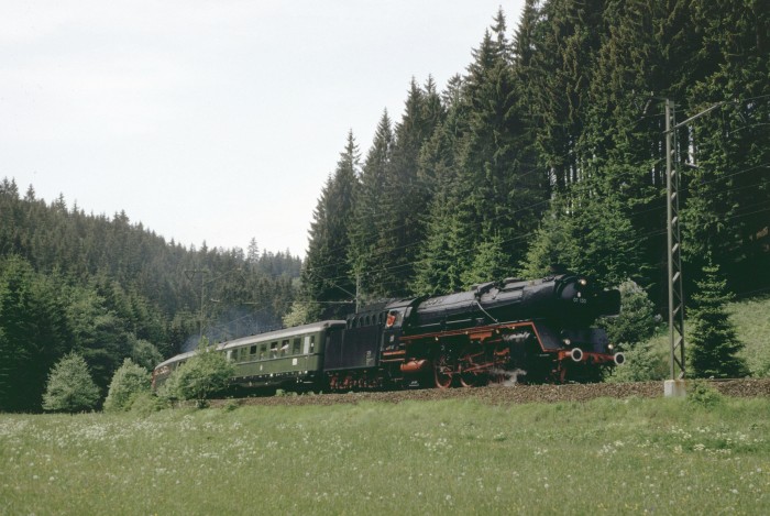01&nbsp;150 mit Sonderzug auf Frankenwaldrampe hinter Förtschendorf, 30.05.1992