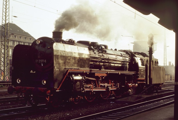 01&nbsp;137 wartet auf D 2758 in Erurt Hbf, 08.05.1993