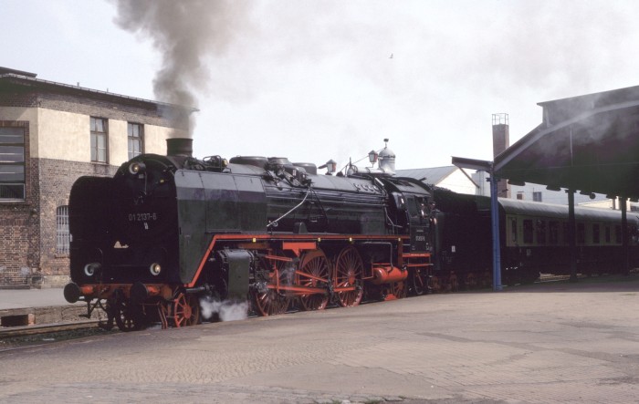 01&nbsp;137 mit D&nbsp;2754 Abfahrt in Gotha, 09.05.1993