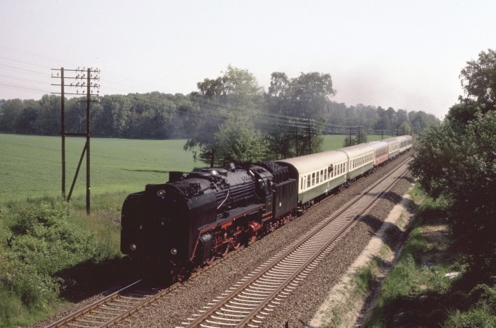 01&nbsp;137 vorm D&nbsp;456 (&rarr;Dresden) bei Seitschen, 25.05.1995