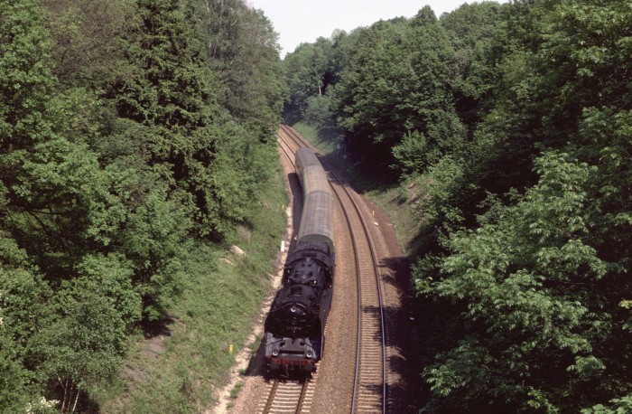 01&nbsp;137 mit kurzem D&nbsp;1854 im Einschnitt hinter Zoblitz um 14:40h am 26.05.1995