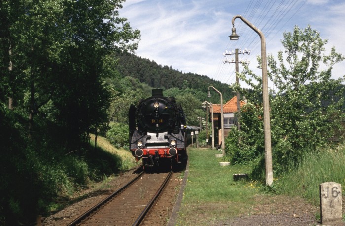 01&nbsp;118 Sonderzug Richtung Eberbach durchfährt Hp Schöllenbach, 31.05.1997