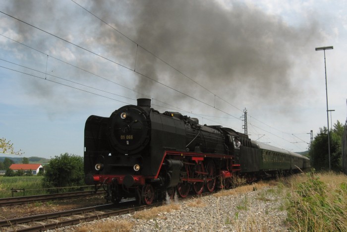 01&nbsp;066 mit E&nbsp;31749 Ausfahrt Möttingen, 14.06.2009