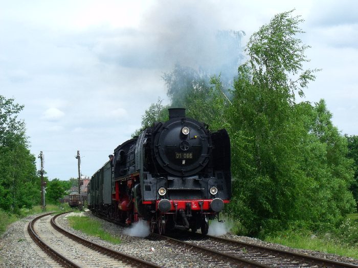 01&nbsp;066 mit P&nbsp;2111 Gunzenhausen&rarr;Nördlingen, Ausfahrt Wassertrüdingen, um 12:11h am 10.06.2012