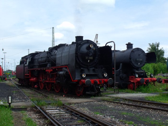 01&nbsp;066 erhält kurz vor der Mittagspause im Bw Nördlingen erst mal Wasser, um 13:00h am 10.06.2012
