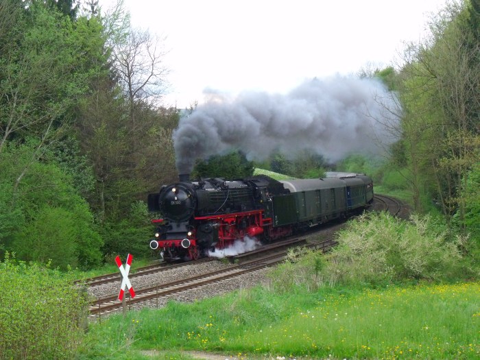01&nbsp;150 mit UEF-Sonderzug von Lindau am Bodensee Richtung Heilbronn, fotografiert wenige Kilometer südlich Aulendorf im Tal Schussentobel, um 18:52h am 01.05.2014