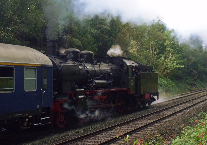 Die 38&nbsp;1301 schob den Zug, der von 01&nbsp;118 allein gezogen wurde, um 10:20h am 20.09.2014