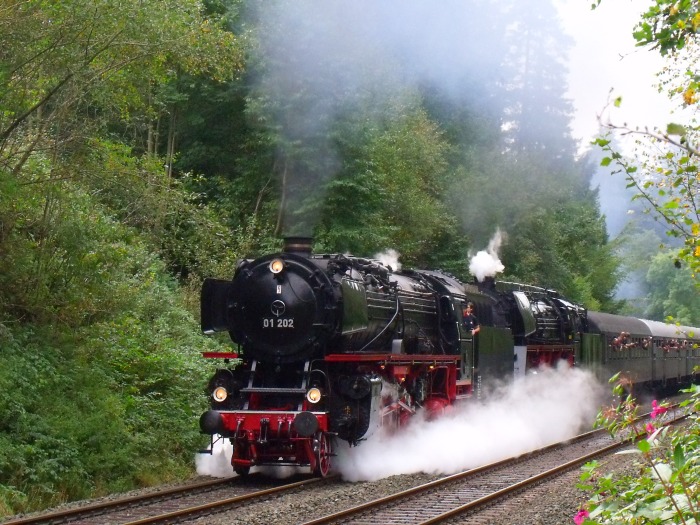 01&nbsp;202 + 01&nbsp;509 vor Pendelzug auf der Schiefen Ebene (es schiebt 64&nbsp;491) bei km&nbsp;80,7 um 13:01h am 20.09.2014