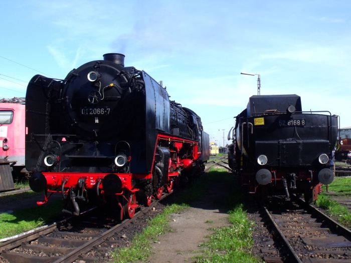 01&nbsp;066 neben der 52&nbsp;8168 im Bw Nördlingen, morgens um 9:52h am 16.05.2015