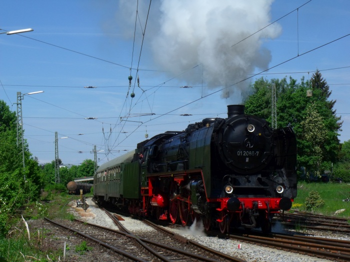 01&nbsp;066 mit dem zweiten Zug des Tages Richtung Harburg beim Vorziehen zum Umsetzen an den Bahnsteig, am östlichen Stellwerk in Nördlingen fotografiert, um 12:00h am 16.05.2015