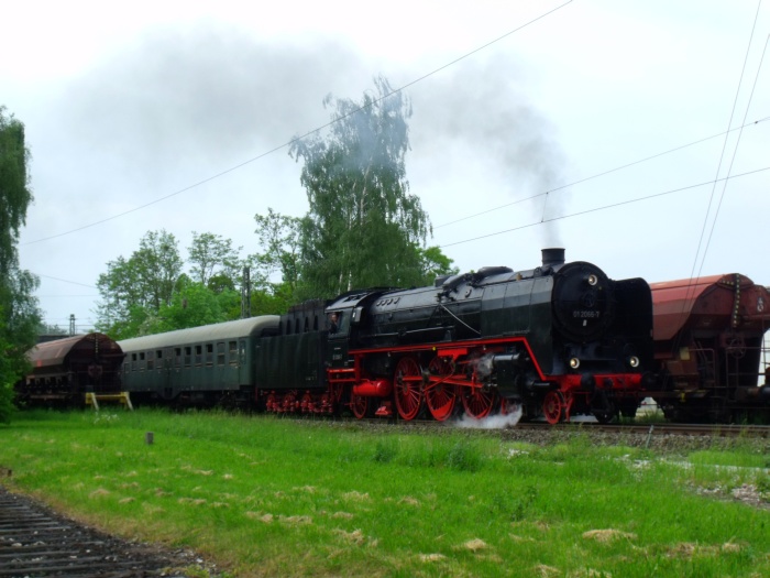 01&nbsp;066  beschleunigt ihren “Schnellzug” Richtung Harburg so schnell wie möglich auf die vorgesehenen 80km/h, aufgenommen etwa 1&nbsp;km hinterm Bahnhof Nördlingen, um 16:31h am 16.05.2015
