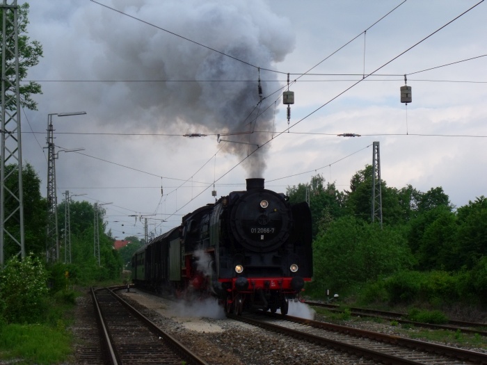 01&nbsp;066 mit “Show- Schnellzug” Richtung Harburg, wieder eine tolle Ausfahrt Nördlingen, um 11:03h am 17.05.2015