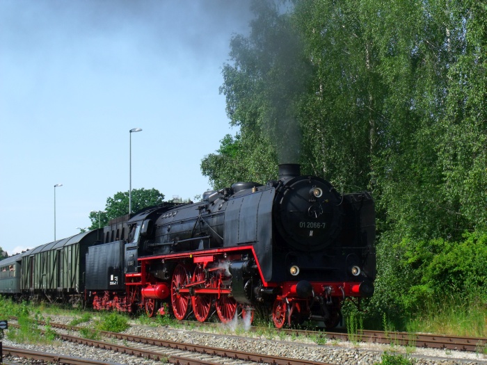 01&nbsp;066 mit “BEM-Regel-Zug” von Gunzenhausen nach Nördlingen, Ausfahrt Wassertrüdingen, um 16:51h am 14.06.2015