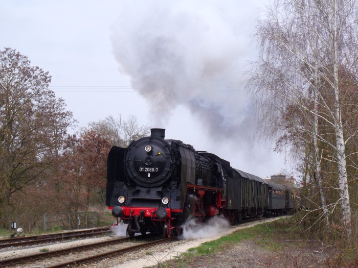 01&nbsp;066 mit BEM-Zug von Gunzenhausen nach Nördlingen, Ausfahrt Wassertrüdingen, um 12:12h am 10.04.2016