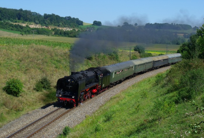 01&nbsp;066 mit “Eilzug” Harburg &rarr; Wassertrüdingen, hinter Harburg bei Ronheim, um 14:18h am 27.08.2016