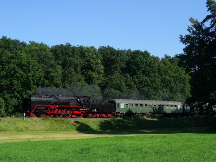 01&nbsp;066 mit “Eilzug” Harburg &rarr; Wassertrüdingen, südlich von Wassertrüdingen bei km&nbsp;22,8, mit etwas Verspätung um 16:12h am 27.08.2016