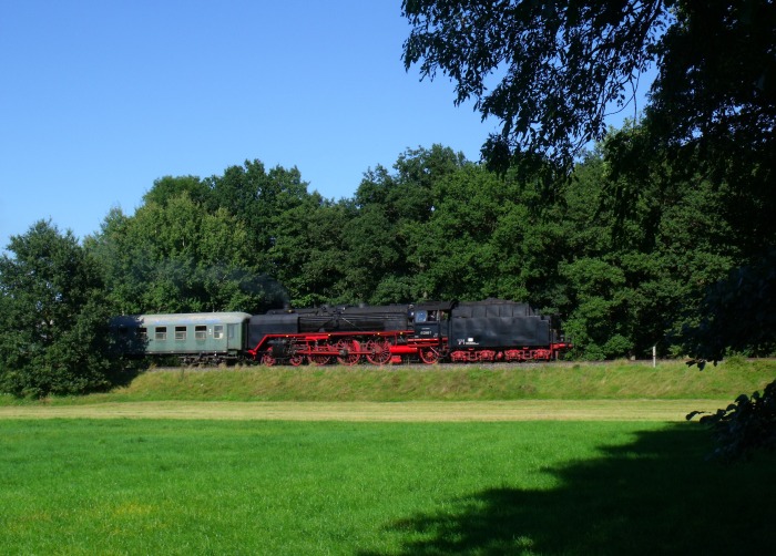 01&nbsp;066&nbsp;Tv auf der Rückfahrt nach Nördlingen südlich von Wassertrüdingen bei km&nbsp;22,8, noch mehr Verspätung im Schleichfahrttempo, um 16:48h am 27.08.2016.