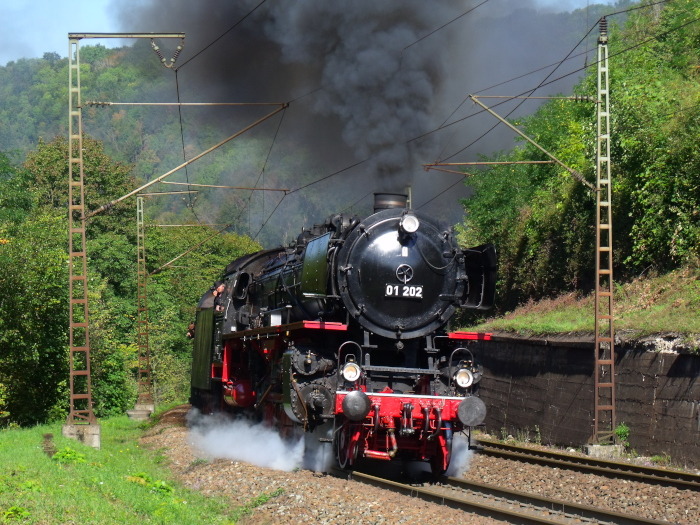 01&nbsp;202 mit Sonderzug aus Stuttgart Richtung Ulm (DPE&nbsp;80196) mitten auf der Geislinger Steige, (bei km&nbsp;64,7) um 11:12h am 15.09.2019