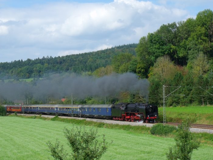 01&nbsp;066 mit dem Jubiläumszug zur SWR-Fernsehsendung Eisenbahnromantik in voller Fahrt Richtung Aalen (und weiter nach Crailsheim-Lauda usw.) hinter Lorch im Remstal, um 13:22h am 23.09.2011