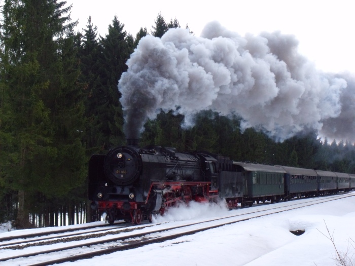 01&nbsp;066 mit dem kombinierten BEM- und UEF-Sonderzug im Winterschnee nach Oberstdorf, in der Steigung vor Günzach, um 12:26h am 21.02.2015