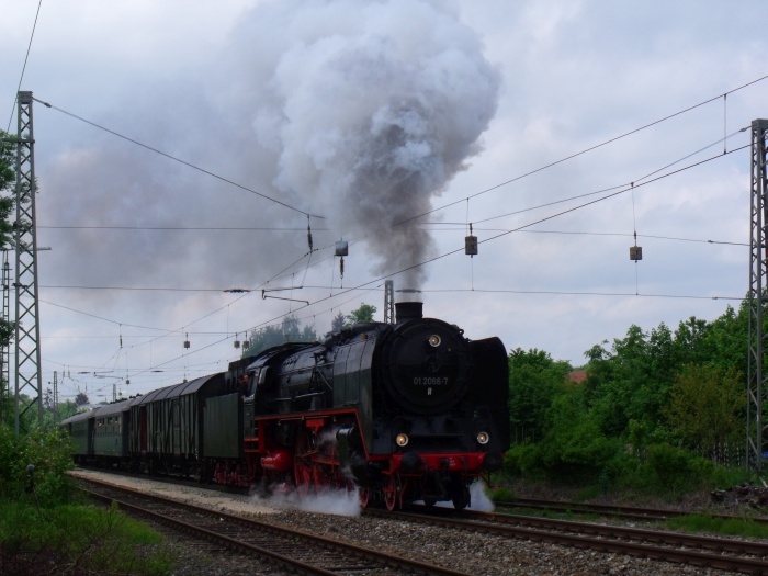01&nbsp;066 mit Pendelzug Richtung Harburg, kurz hinter der Ausfahrt Nördlingen, um 14:27h am 17.05.2015