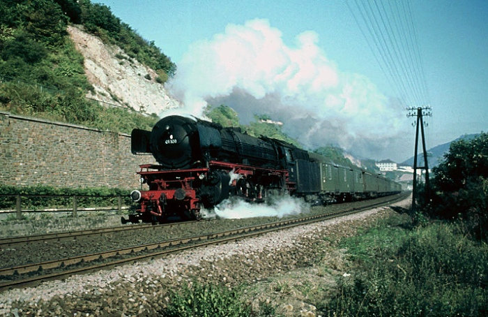 01&nbsp;180 mit D&nbsp;172 (nach Basel) Richtung Pirmasens auf der Alsensbahn, fotografiert bei Bingerbrück am 24.06.1964