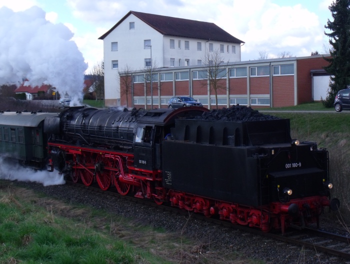 01&nbsp;180 Tender voran (“Tv”) mit BEM- Zug von Nördlingen nach Gunzenhausen, kurz hinter der nördlichen Ausfahrt Wassertrüdingen, um 11:10h am 05.04.2015