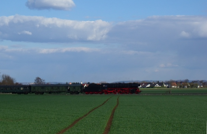 01&nbsp;180 mit BEM- Zug von Gunzenhausen nach Nördlingen, auf wortwörtlich “offener Strecke” bei dem Dorf Löpsingen, um 17:31h am 05.04.2015