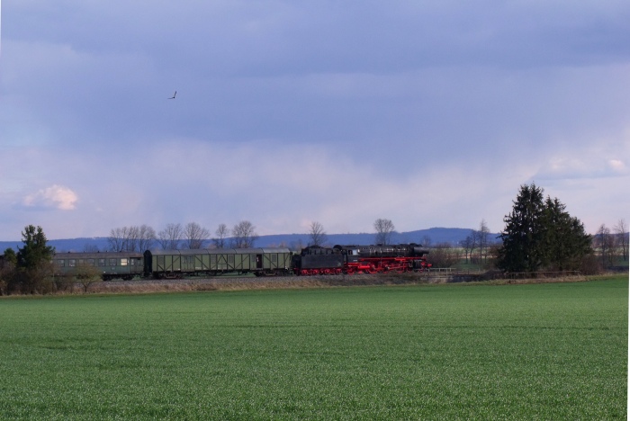 01&nbsp;180 mit BEM- Zug von Gunzenhausen nach Nördlingen, auf wortwörtlich “offener Strecke” bei dem Dorf Löpsingen, um 17:31h am 05.04.2015