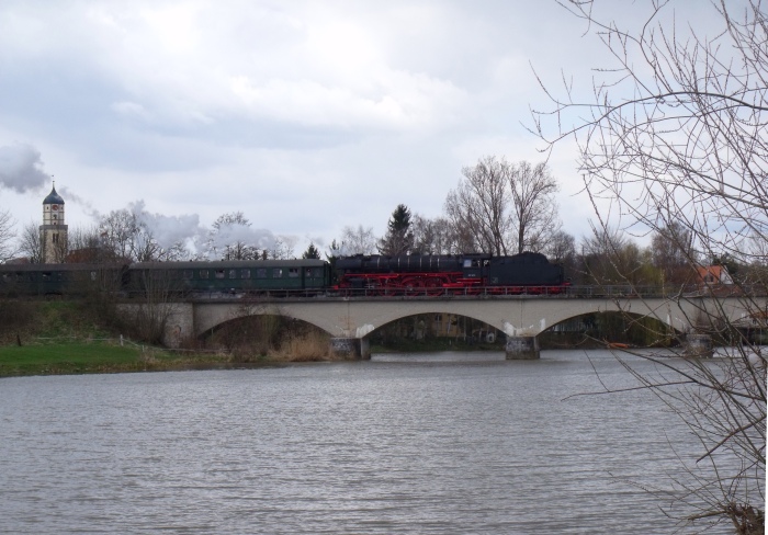 01&nbsp;180 Tv fährt mit dem mit BEM- Zug Richtung Gunzenhausen gerade über die Wörnitz-Brücke direkt bei der Stadt Oettingen, um 15:22h am 06.04.2015