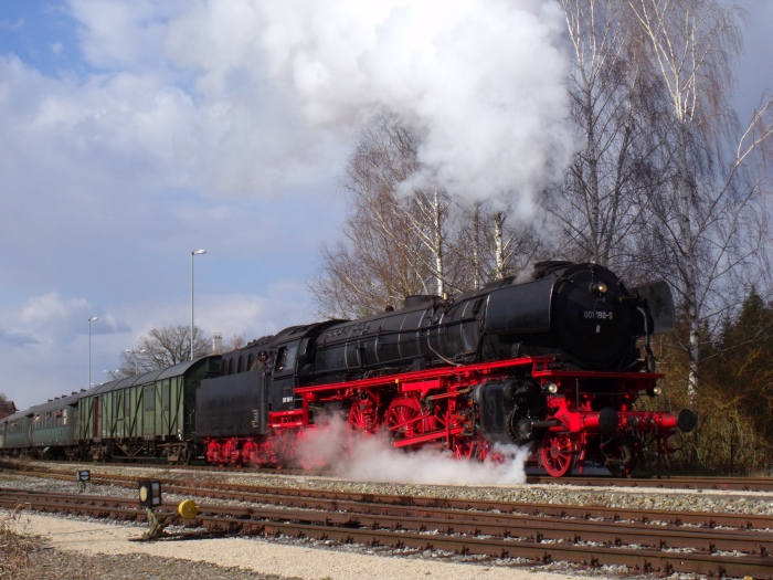 01&nbsp;180 mit BEM- Zug auf der Rückfahrt von Gunzenhausen nach Nördlingen, Ausfahrt Wassertrüdingen, um 16:55h am 06.04.2015