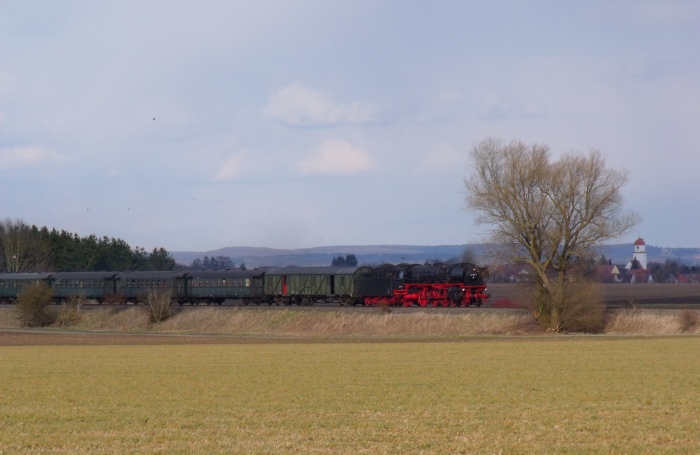 01&nbsp;180 mit BEM-Zug von Gunzenhausen&rarr;Nördlingen bei Löpsingen, um 17:31h am 06.04.2015