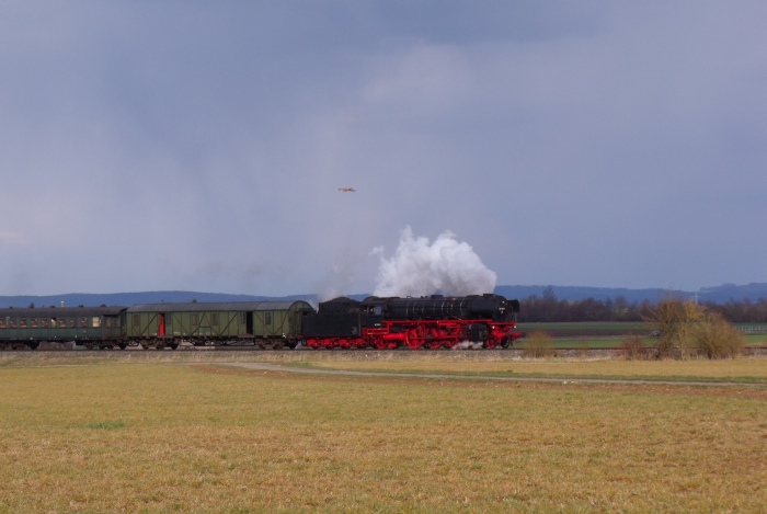 01&nbsp;180 mit BEM-Zug von Gunzenhausen&rarr;Nördlingen bei Löpsingen, um 17:31h am 06.04.2015