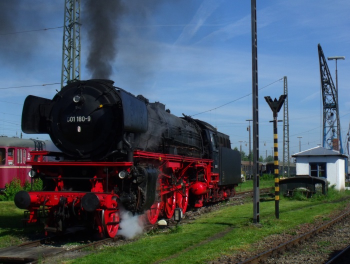 01&nbsp;180 bei den Vorbereitungen für die Sonderzüge an den traditionellen Frühlings -Dampftagen des BEM, um 9:28h am 16.05.2015