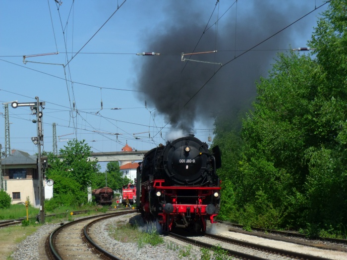 01&nbsp;180 mit BEM- Zug Nördlingen&rarr;Harburg anläßlich der “Frühlings-Dampftage” des BEM als “Schnellzug” ausgeschrieben, Ausfahrt Nördlingen, um 11:03h am 16.05.2015