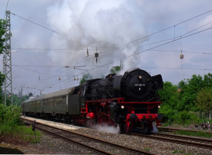 01&nbsp;180 mit BEM- Zug Nördlingen&rarr;Harburg etwa 500m hinter der Ausfahrt von Nördlingen, um 12:31h am 17.05.2015